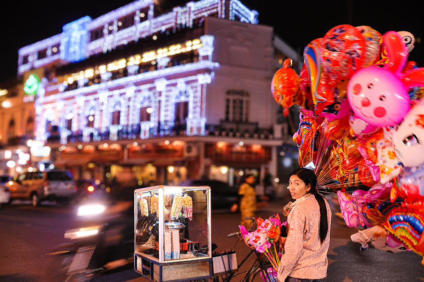 Ballon Vendor, Hanoi